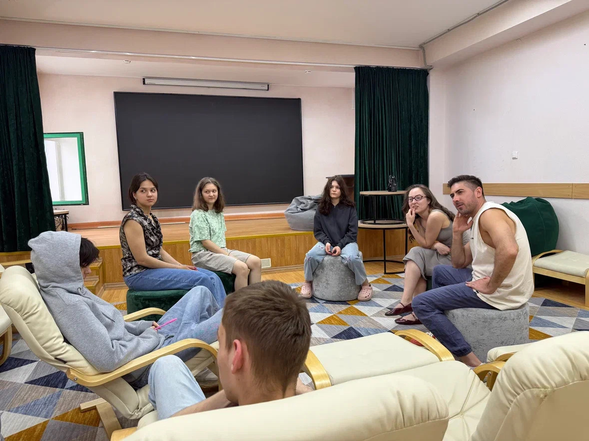 Ребята сидят по кругу и общаются