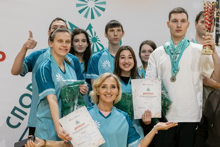 Ребята стоят с кубком победителя Спартакиады