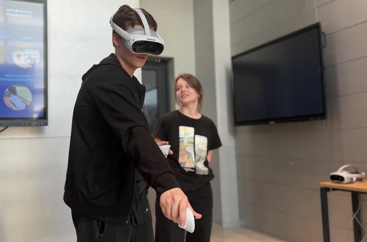 Молодой человек в VR очках и с джойстиком
